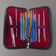      VINTAGE CROCHET HOOK  SEWING TOOL COLLECTION   19 PIECES  CASE     