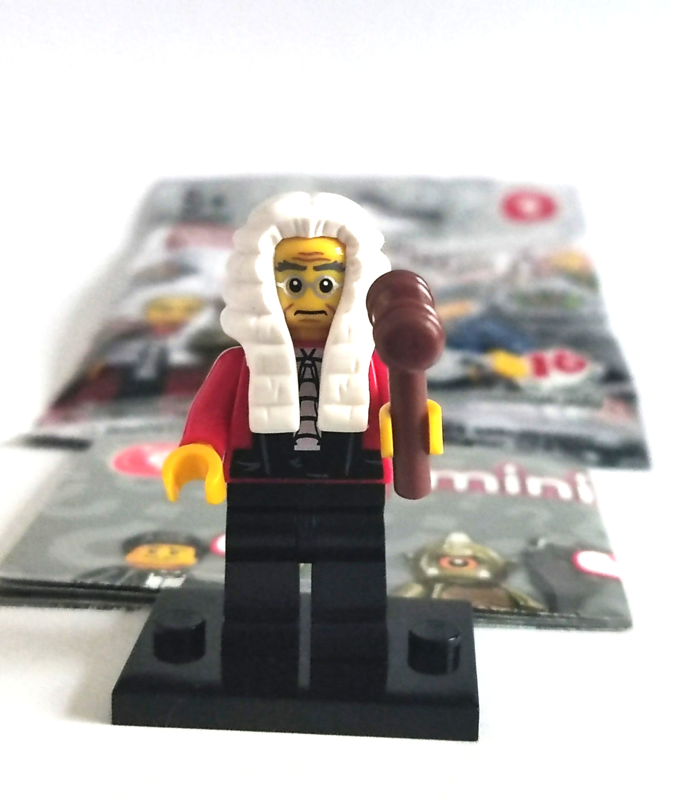 Figurine LEGO Juge pour diorama de tribunal miniature Série 9