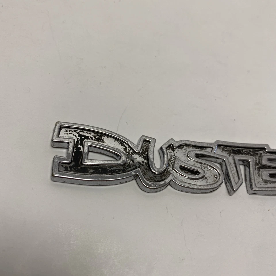 Plymouth Duster Emblem 4022847 46430 - Pestañas rotas Foto 2 de 4