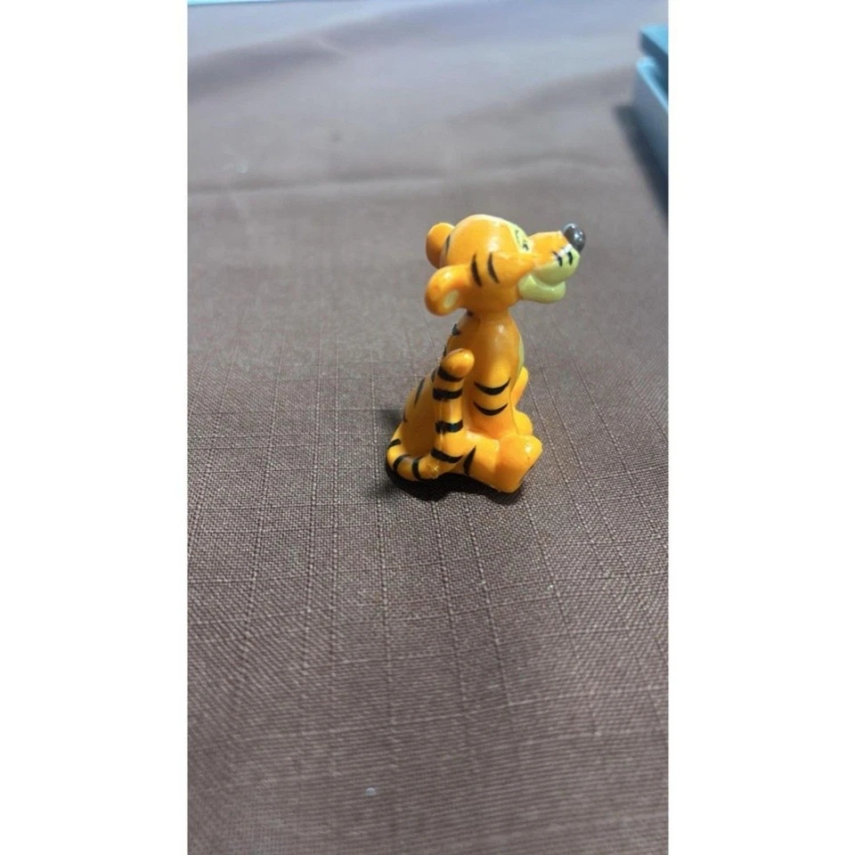 Juguete de plástico Tigger sentado Disney de 2" de alto  Foto 2 de 4