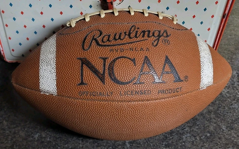 Balón de Fútbol Oficial Rawlings VARSITY RVB NCAA Rayas Blancas De Colección BONITO Usado  Foto 3 de 4