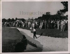 1936 Press Photo J.D. Langley blasts out of sand trap on the 18th green