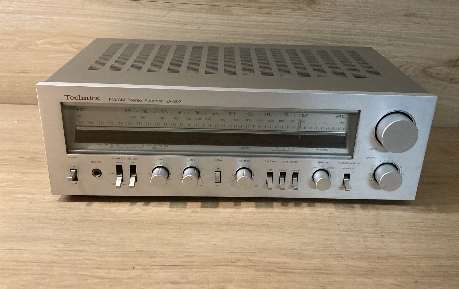 Technics SA-303 Stereo Receiver FM/MW/LW silber