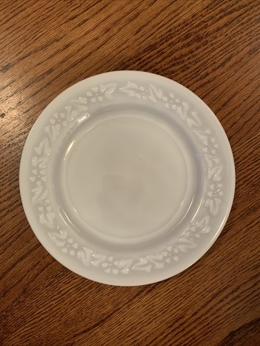 PLATO DE COLECCIÓN AVELLANA ATLAS 8 7/8" VIDRIO DE LECHE BLANCA EN RELIEVE ""HOLLY BAYA FLORAL - Imagen 7 de 7