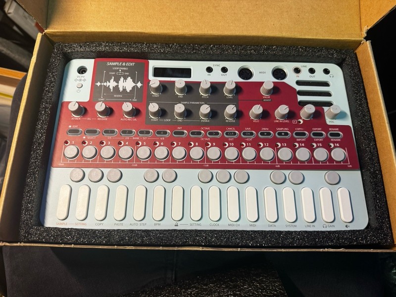 Sonicware Liven LoFi-6 Sampler and Groovebox