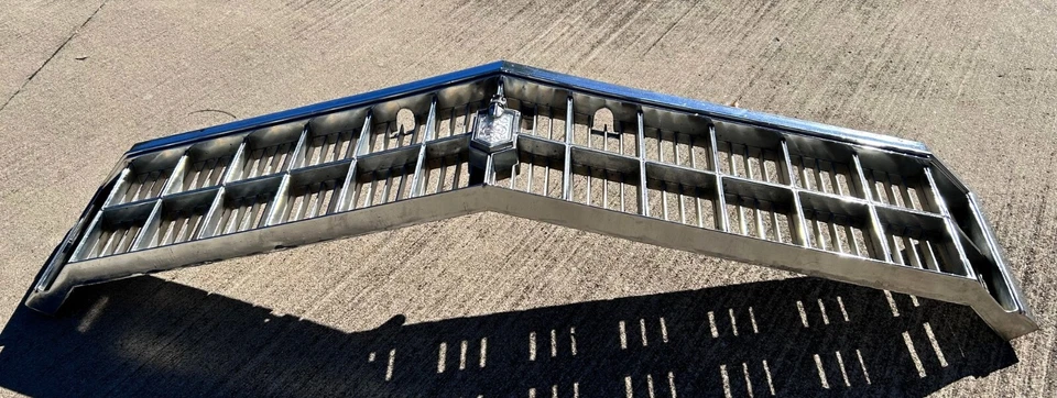 1975 CHEVY MONTE CARLO GRADE CROMADA OEM CHEVROLET PART #345349 - Imagem 2 de 4