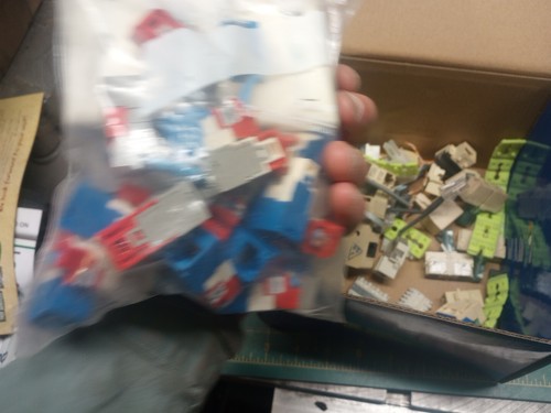 Large Lot Of Cat 5 Tipe Cable Connectors - 第 8/17 張圖片