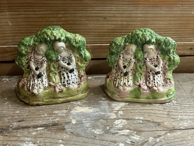 Paar antike Staffordshire Babes im Holz Perlgeschirr Figuren aus dem 19. Jahrhundert