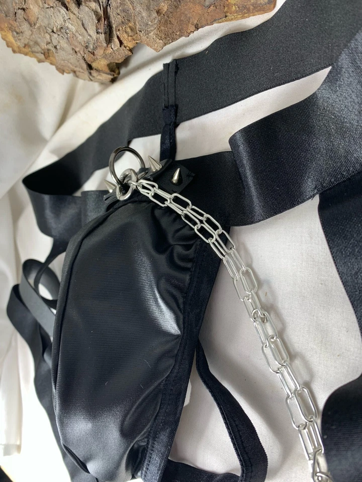 Pochette posante homme en simili cuir avec clou et cerceau en métal et laisse amovible ! - Photo 4/4