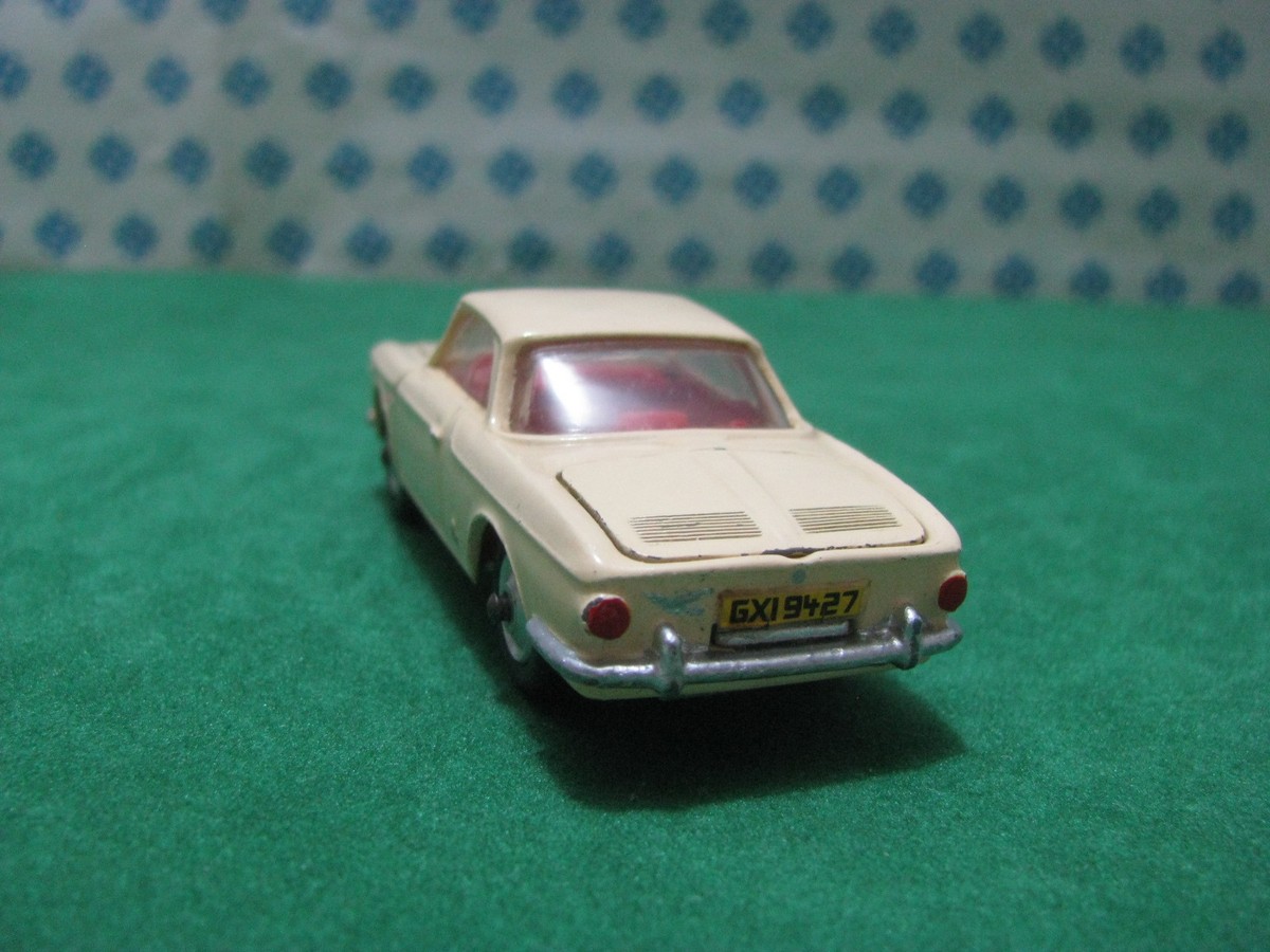 Voiture vintage Corgi Toys VW 1500 Karmann Ghia moulée