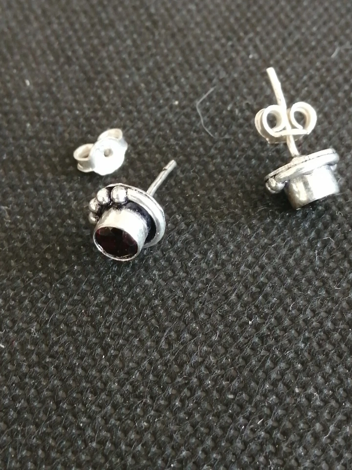 Orecchini in argento tibetano e granata - Immagine 2 di 4