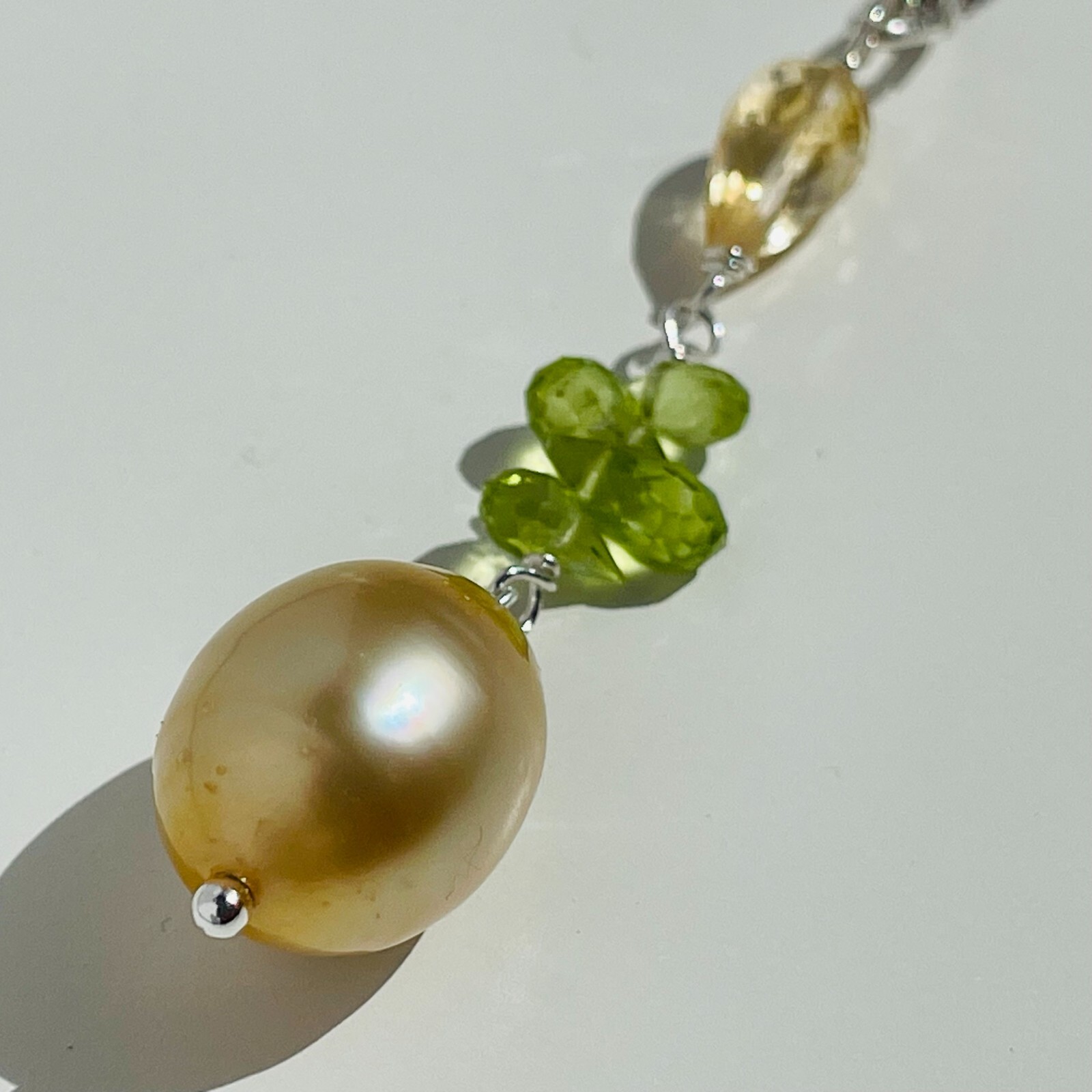 Pendentif argent perle des mers du sud dorée baroque pour sublimer un décolleté terne