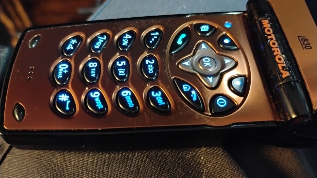Motorola I830 bronze Set Of 2 Hold Charger Includes Charger | eBay
