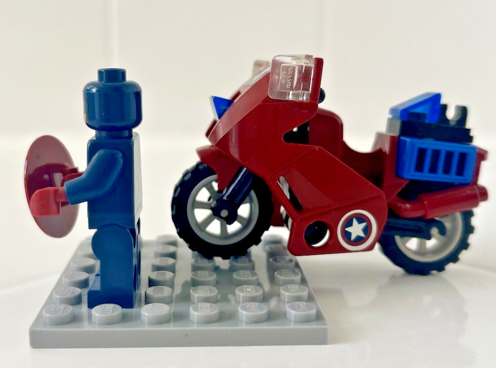 LEGO Captain America Minifigure with Motorcycle & Shield Marvel Avengers 5