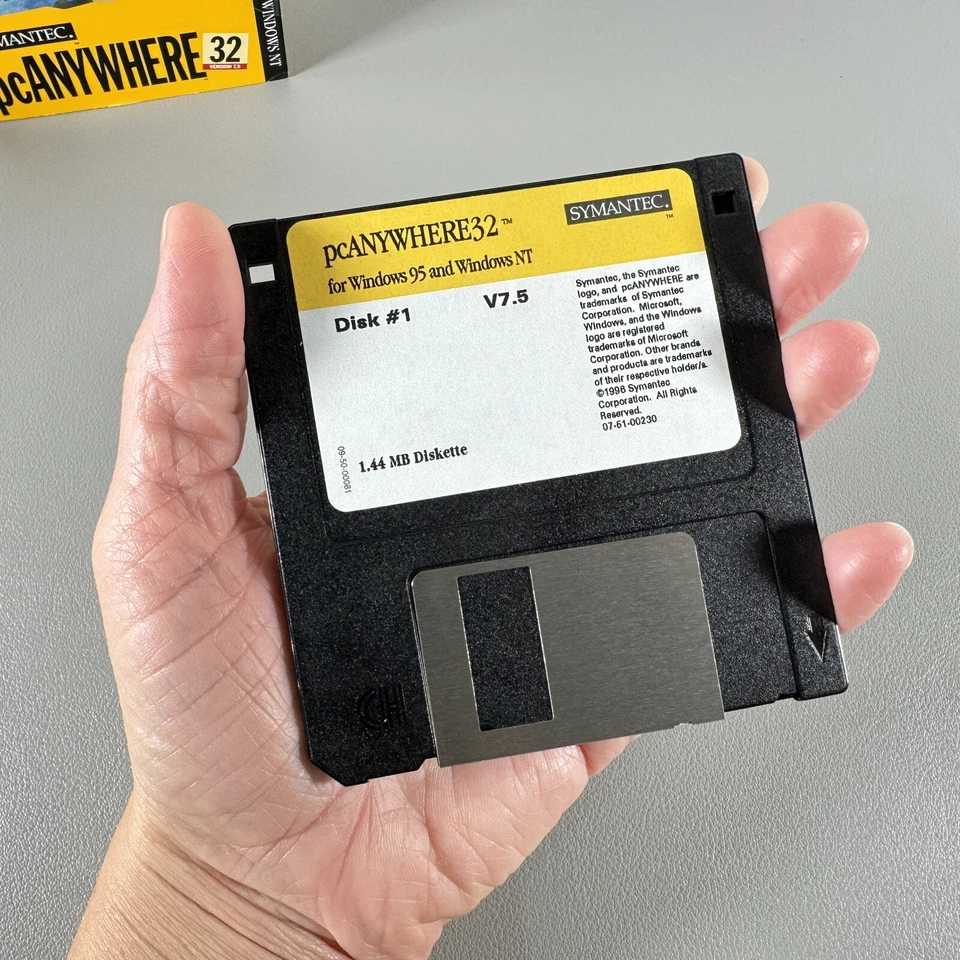Symantec pcANYWHERE 32  Version 7.5 for Windows  95 (4 Disks) NEW. Open Box - Image 4 of 4