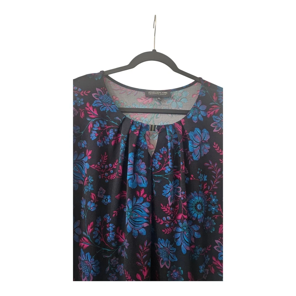 Blusa elástica Jones New York Collection para mujer 1X floral oscura manga 3/4 Foto 3 de 4