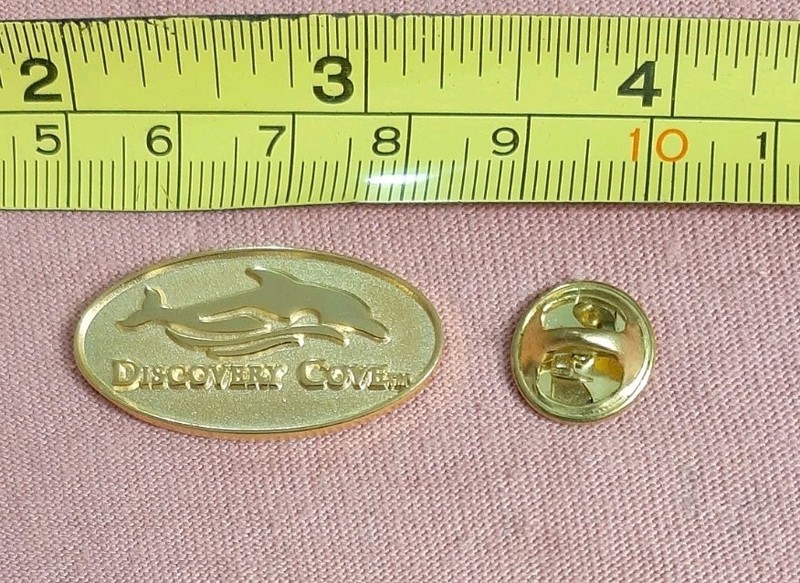 Discovery Cove Sea World Resort Swim Dolphins Gold Tone Pin Orlando SeaWorld
