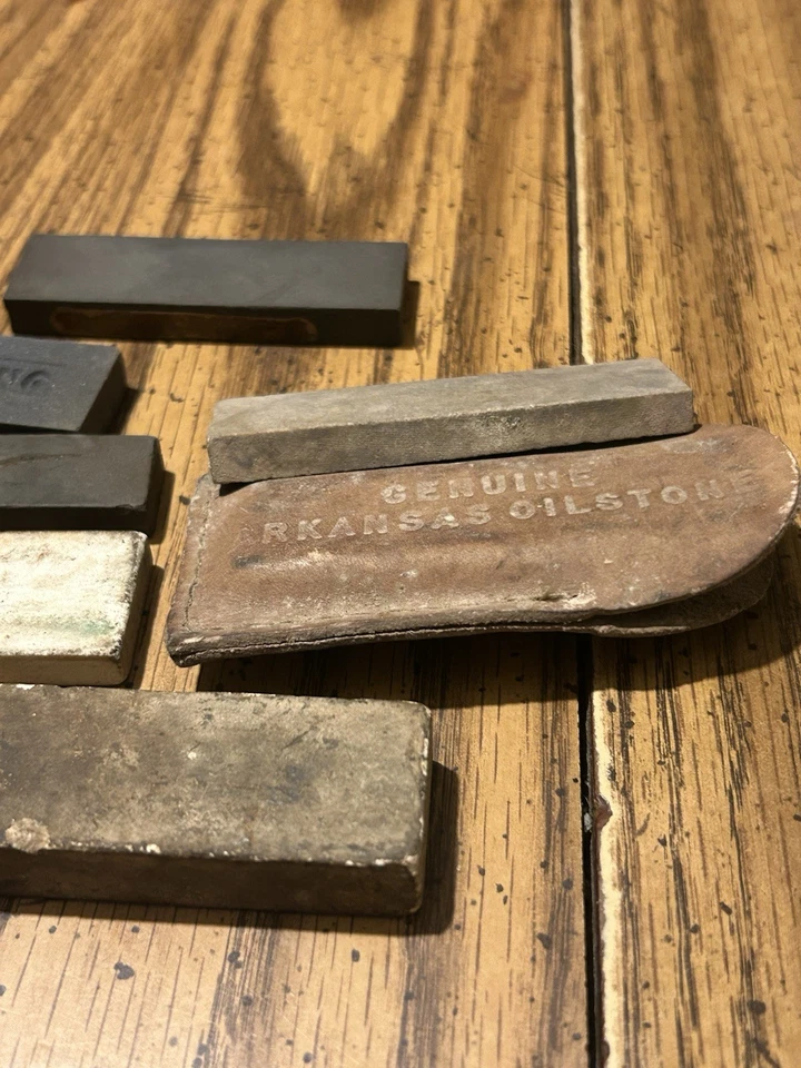 LOTE DE 6 PIEDRAS DE AFILAR CUCHILLOS HONES ANTIGUAS DE COLECCIÓN - Arkansas/Carb./I TT/Doblado Foto 3 de 4