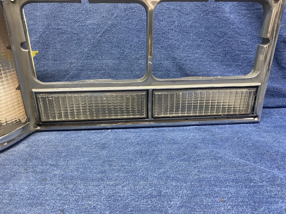 Lincoln Versailles 1977 1980 DERECHA luz de estacionamiento señal de giro faro bisel DN Foto 4 de 4