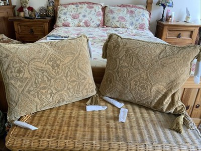 Laura Ashley goldenes Kissen im Gobelin-Stil. Mit Quasten. X 2 18  X 14 
