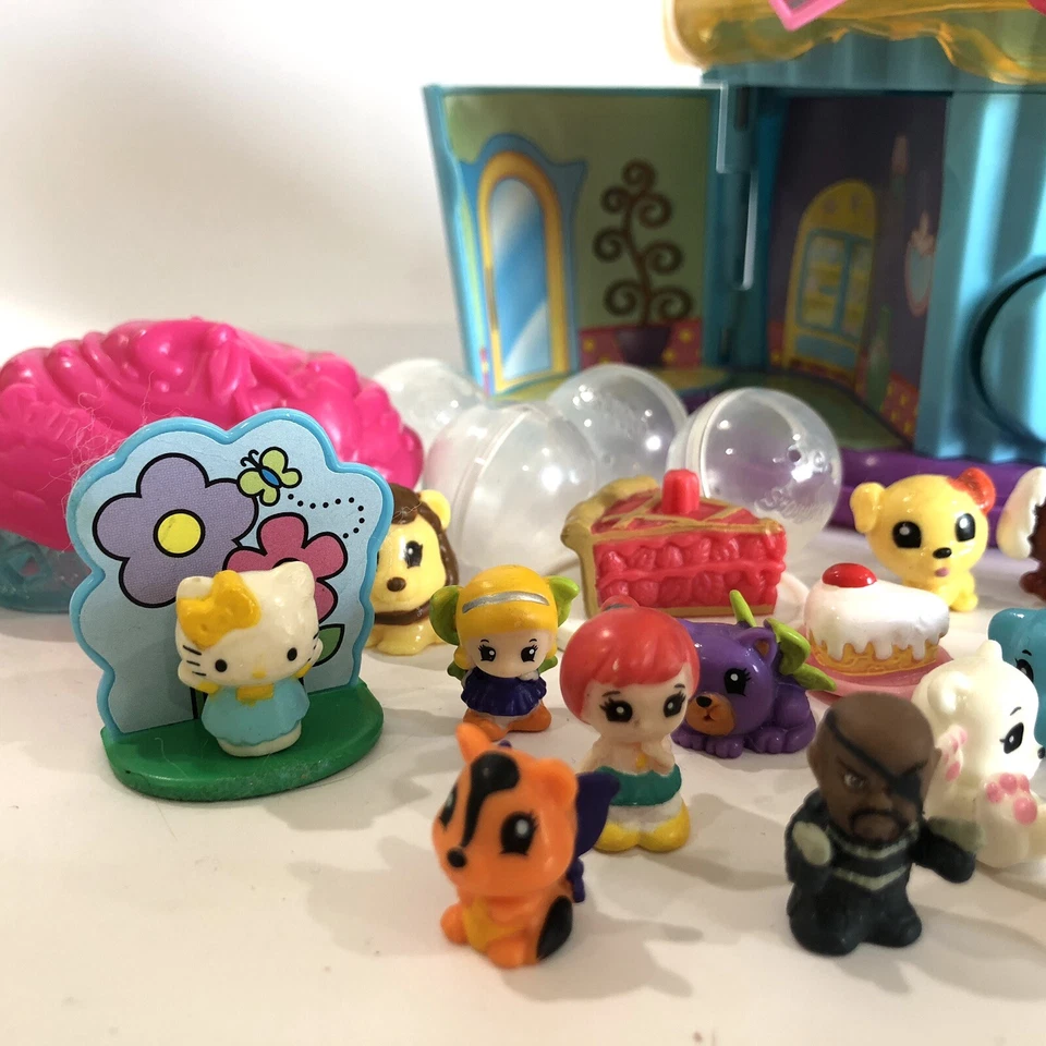 Dispensador Squinkies Cupcake Surprize Bake Shop con Squinkies Hello Kitty Sandy Foto 3 de 4