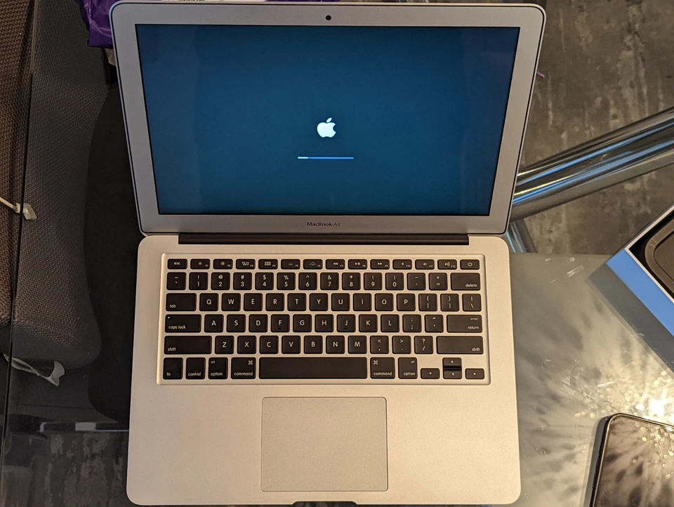 2017 Apple Macbook Air - 13" - i7 -2.2GHz RAM 8GB SSD 512GB Silver Z0UU3LL/A - Image 2 of 4