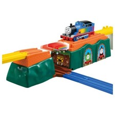 Takara Tomy Plarail Thomas & Rainbow Bridge Set Actionfigur batteriebetrieben