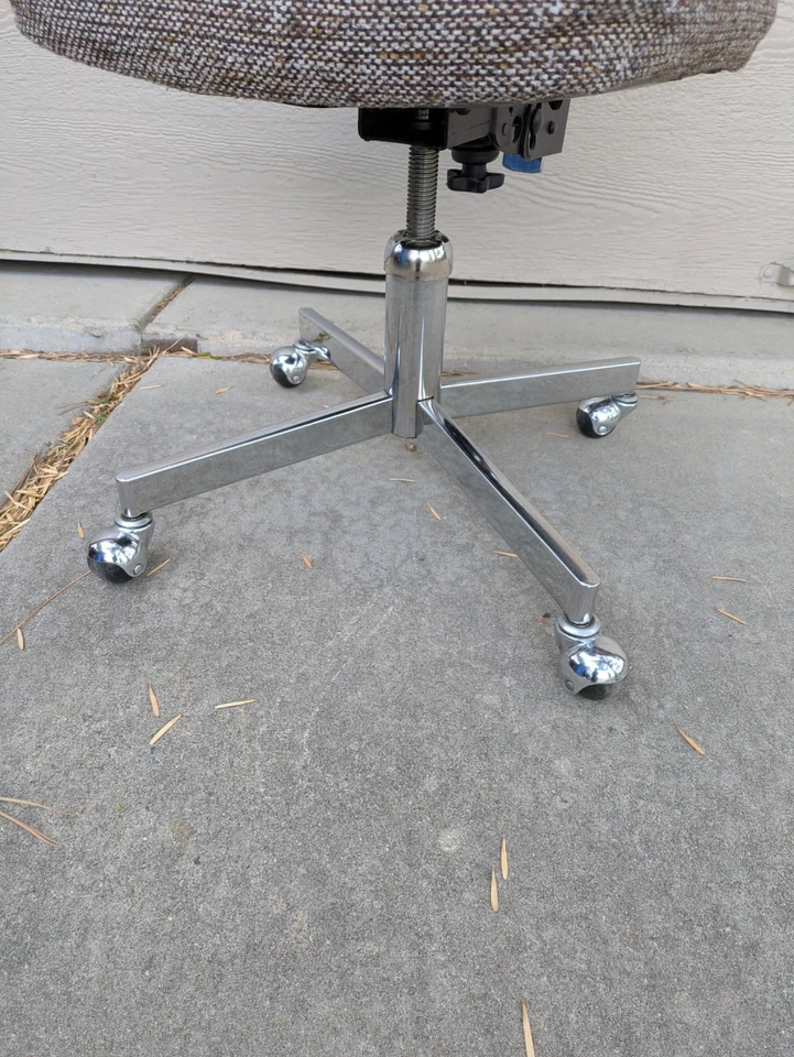 Silla de escritorio de oficina rodante vintage moderna de mediados de siglo de metal cromado tweed Canadá Foto 3 de 4