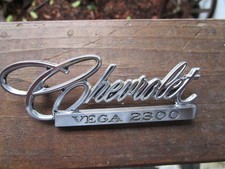 Emblème couvercle de coffre Chevy Vega 2300 - pièce GM 9870383