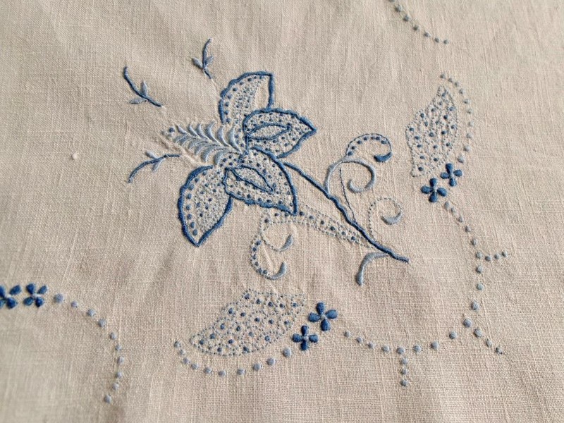 Vintage '50s Deerfield Crewel Hand Embroidery Blue Flowers Linen Tea Tablecloth