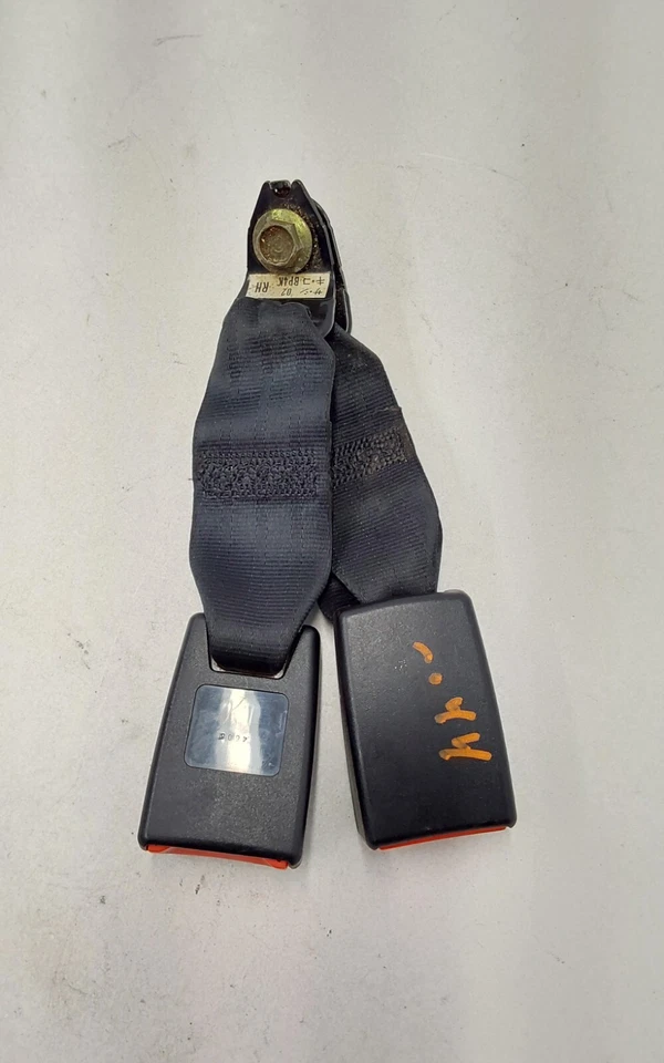 Оригинальные центральные пряжки ремней безопасности для задних MAZDA 3 2004 года выпуска - Изображение 3 из 4