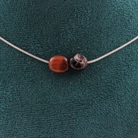 Mineralien Und Edelsteine. Halskette Mit 2 Perlen Roter Tigerauge Aus Brasilien.