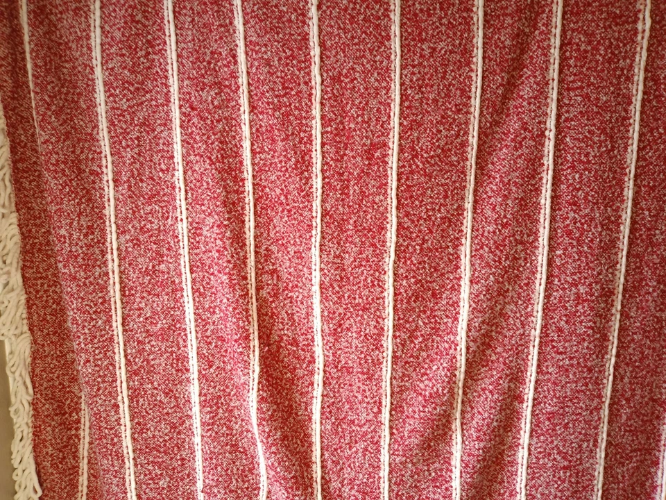 Manta Throw de Artelier Nicole Miller Rojo/Blanco Tiras y Flecos Suave 52" x 72" Foto 4 de 4