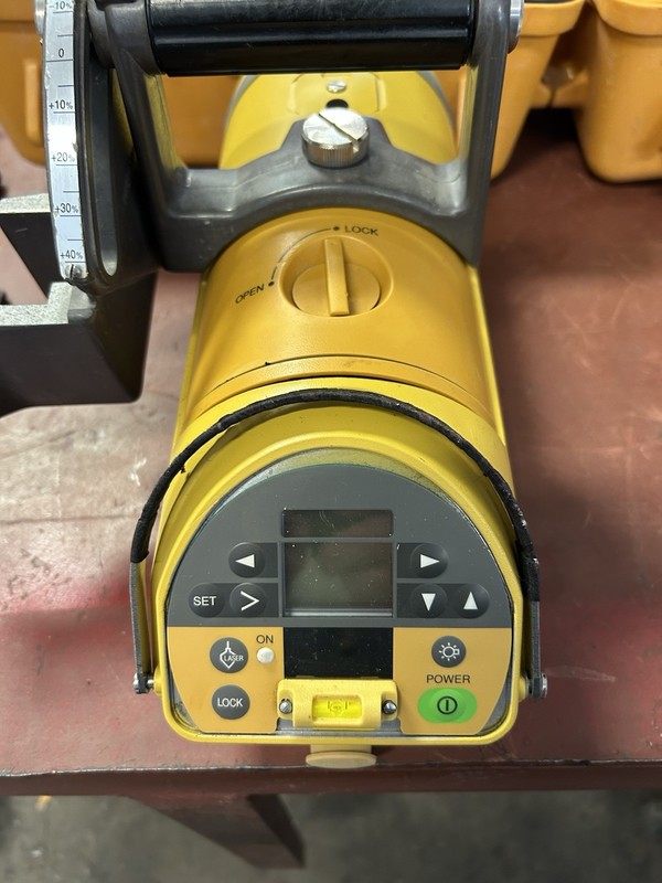 Topcon TP-L2 RED BEAM PIPE LASER WITH LED PLUMB FOR SURVEYING &LINEUP FOR PIPE.￼