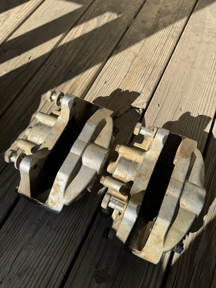 07-20 Infiniti Nissan G37 350Z 370Z Akebono Brake Calipers Set OEM - Image 3 of 4