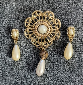 Vintage Faux Pearl and Goldtone Filigree Brooch and Earring Set. Costume Jewelry