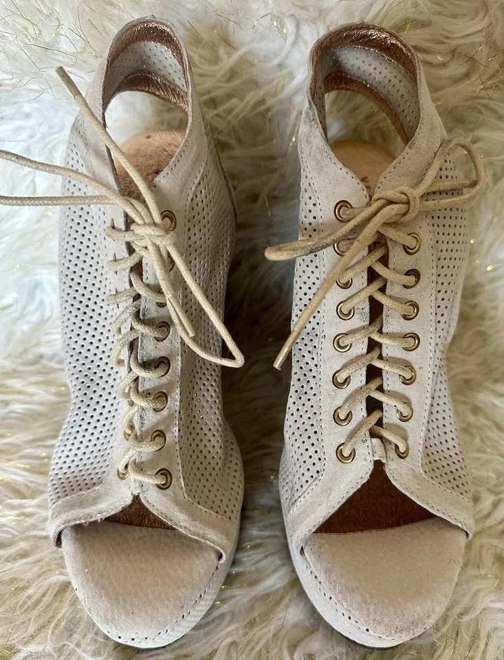 Tacones de cuña de gamuza crema muy volátiles para mujer talla 9 vintage Y2K Foto 2 de 4