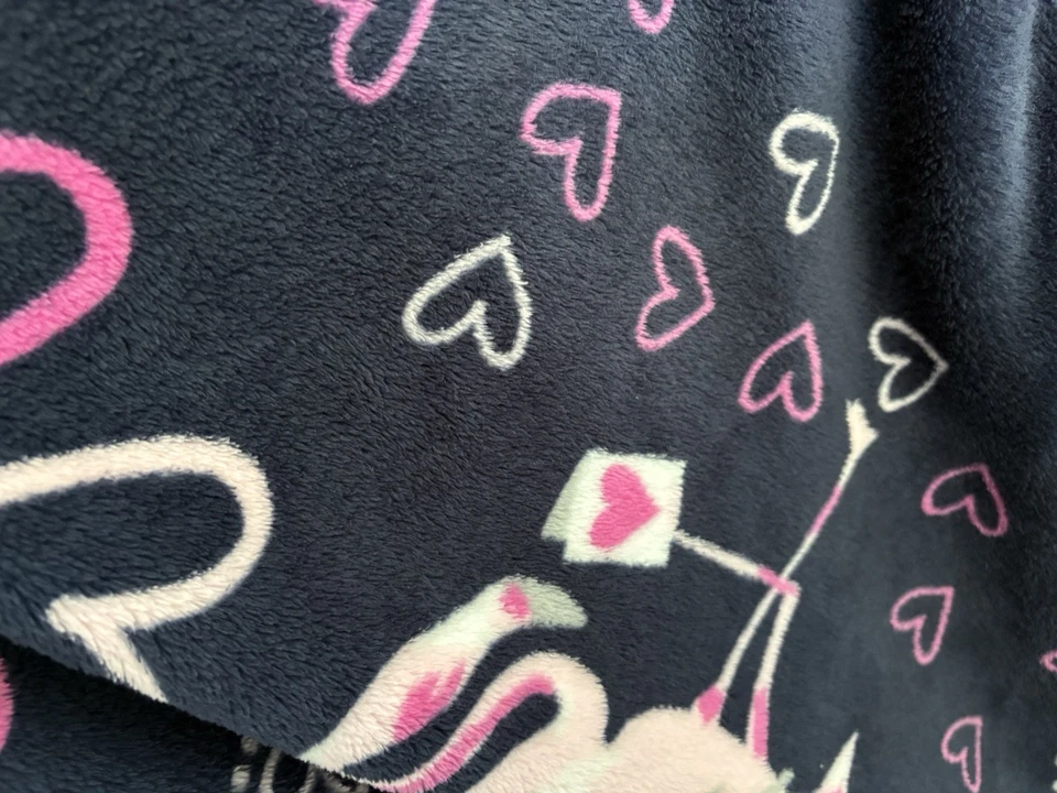 Cobertor de pelúcia Vera Bradley FLIRTY FLAMINGOS🦩Corações marinhos/rosa 50 x 80 - Imagem 4 de 4