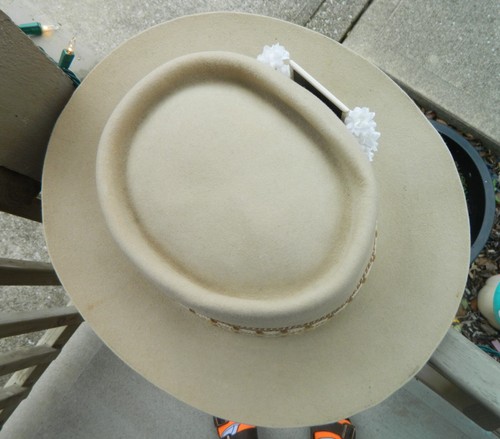 Stetson Cowboyhut mit John Lennon Pin umgeben von Blumen - Bild 3 von 9