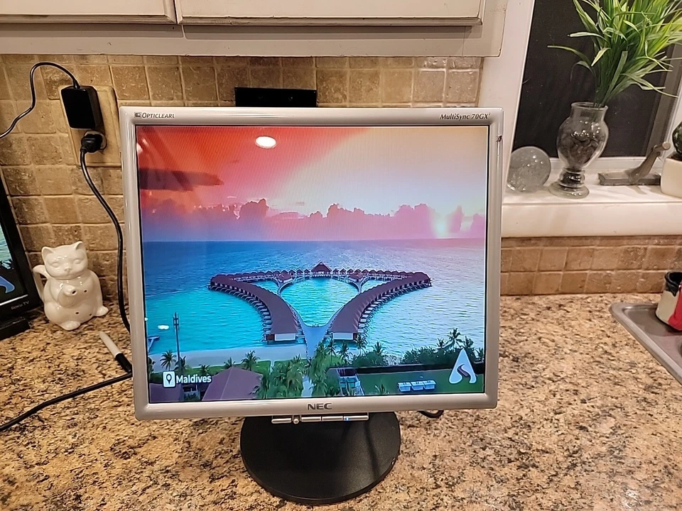 BEAUTIFUL NEC MultiSync 70GX2 L175GG 70GX2-BK-R OptiClear 17" Monitor - Image 2 of 4