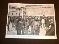 Milano Sciopero dei Muratori Riunione nel cortile del Castello Sforzesco