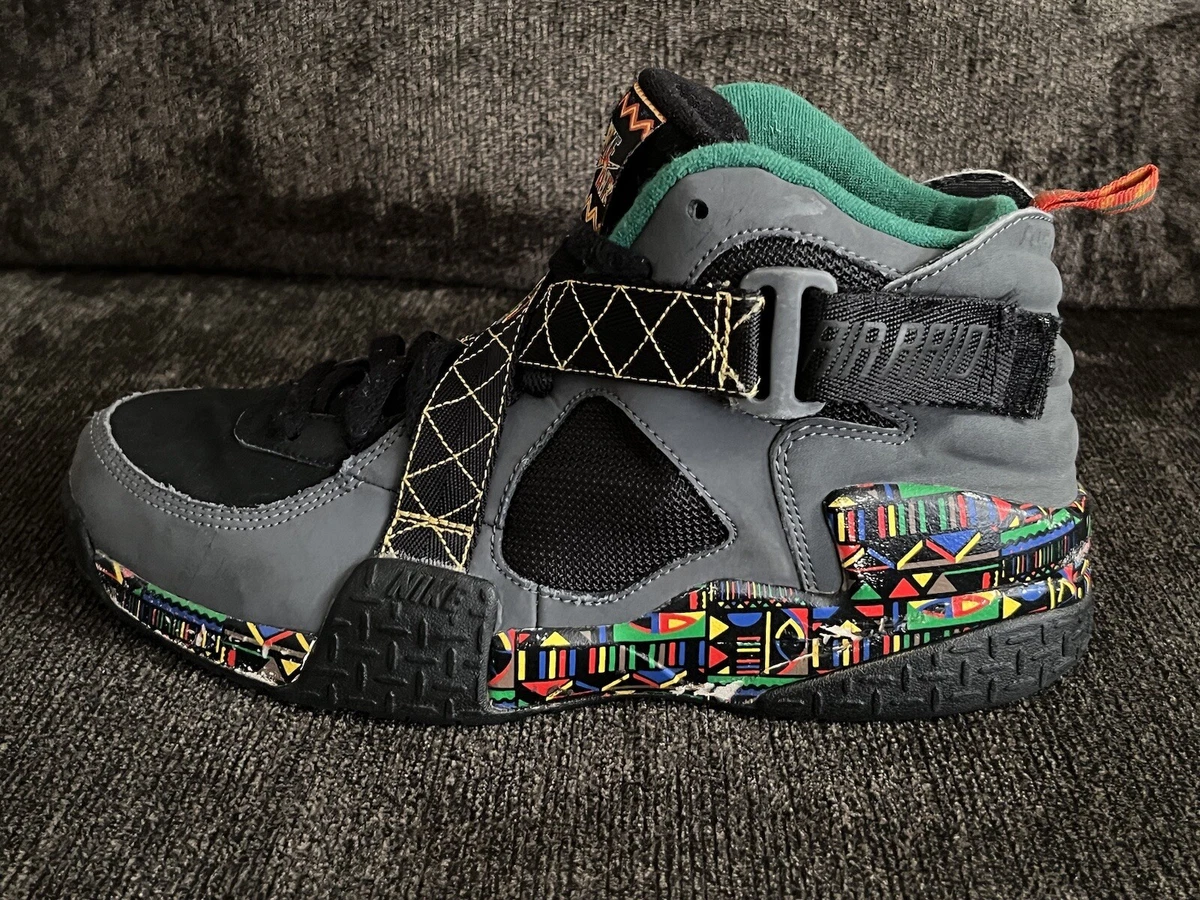 Peace-Themed Basketball Shoes : Nike Air Raid Retro