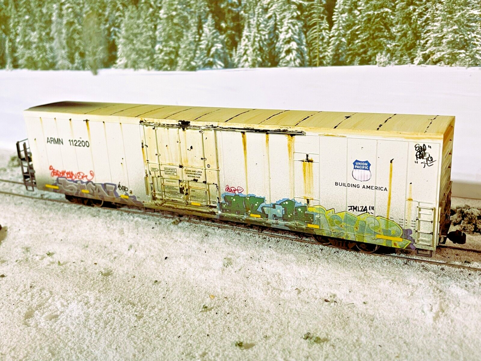 Ho Scale Walthers Weathered 72' Modern Reefer w Graffiti Union Pacific