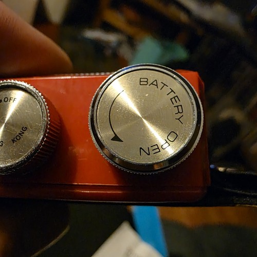 VINTAGE SONNET WRIST TRANSISTOR RADIO MODEL 161 W Red Turns On Needs battery - Picture 6 of 9