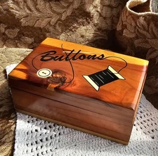 ✨️Vintage Handmade Farmhouse Cedar Wood Hinged Lid Button Box Great Condition ✨️