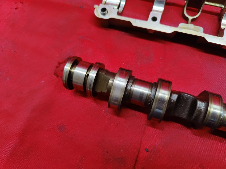 BMW 135 335 535 740 X6 Z4 MOTOR EIXO DE COMANDO DE ADMISSÃO ESQUERDA com PONTE SUPORTE DE ROLAMENTO - Imagem 2 de 4