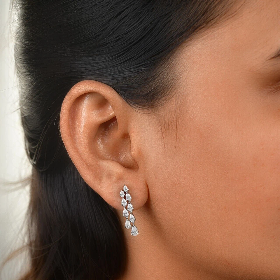 Pendientes colgantes con araña de diamantes cultivados en laboratorio de pera de oro blanco de 14 k para promesa Foto 4 de 4