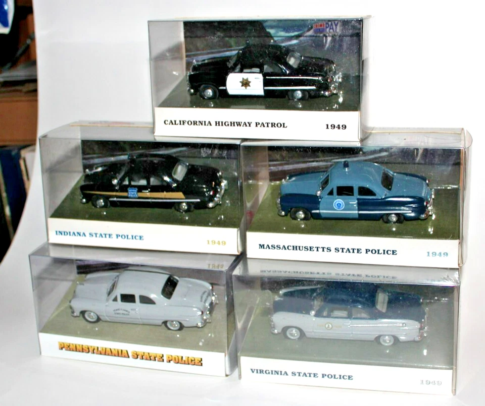 Ford 1949 - Coches de policía estatal - escala 1:43 - rosa blanca - 4 + 1 opción adicional Foto 2 de 4
