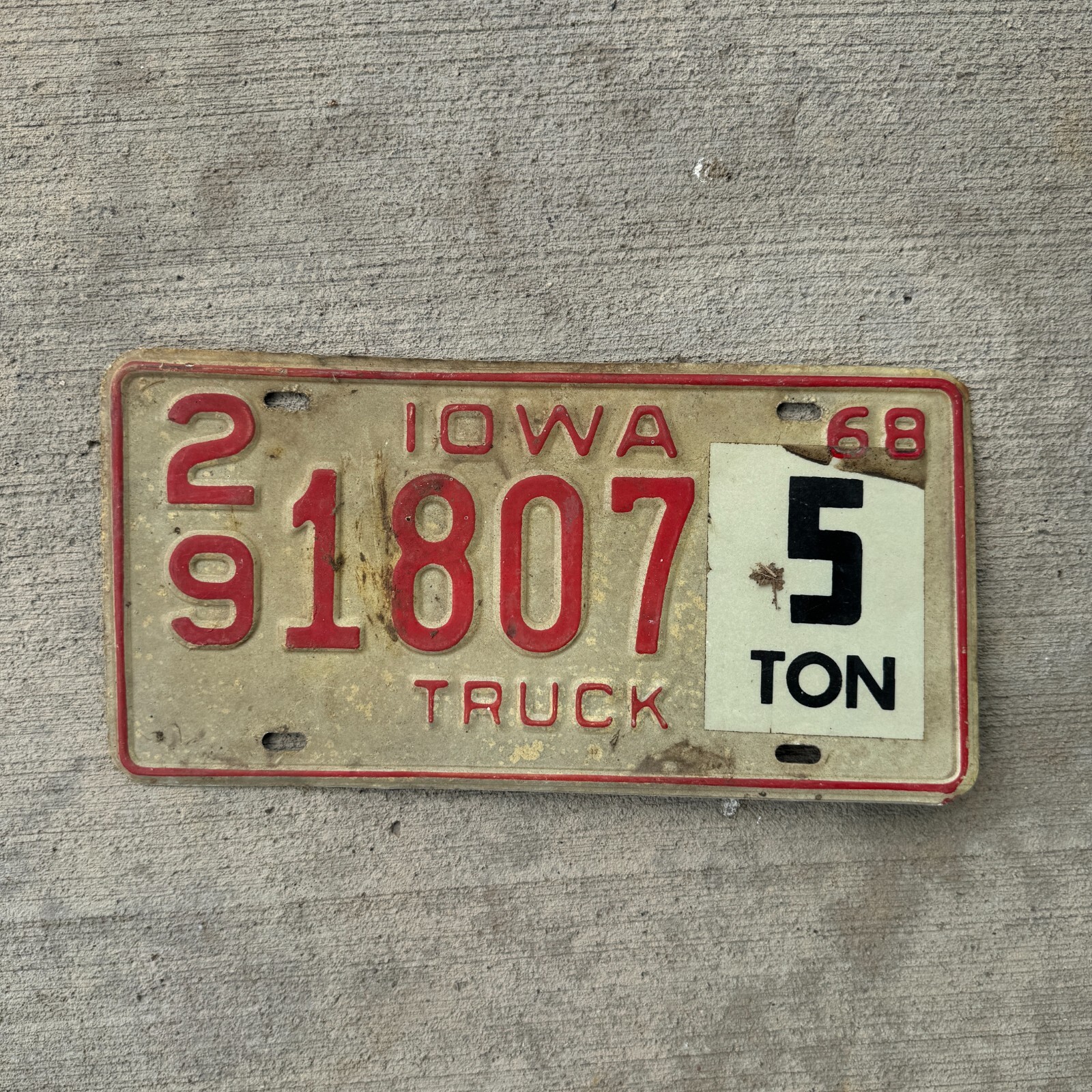 1968 Iowa TRUCK License Plate Vintage Auto Tag Garage Wall Decor 5 Ton 29 1807