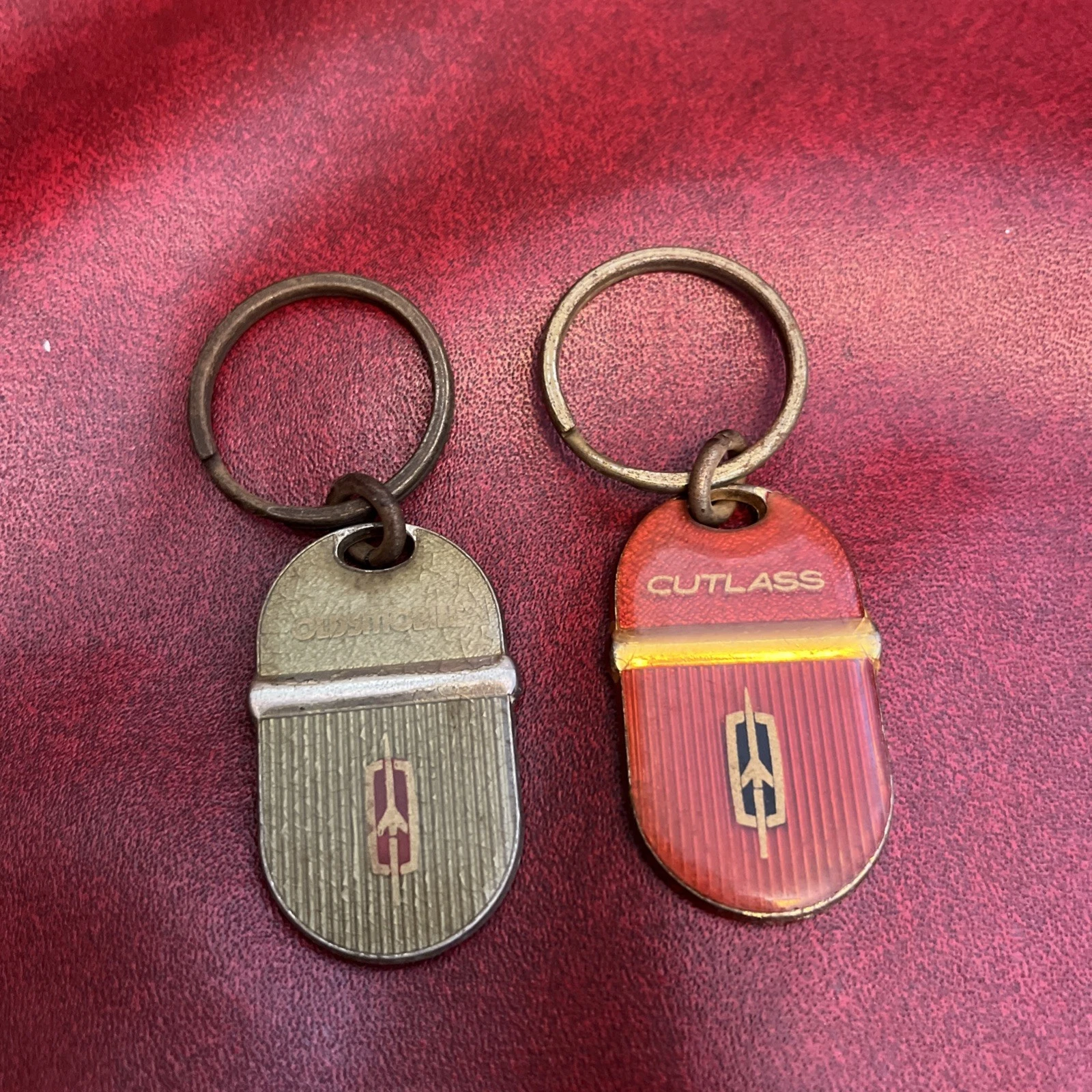 VINTAGE OLDSMOBILE CUTLASS SUPREME MUSCLE CAR AUTO PORTE CLÉS lot de 2